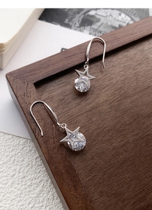 Vue détaillée des boucles d'oreilles étoile en argent S925 avec oxyde de zirconium brillant