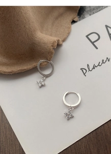 Détail de boucles d'oreilles fleur à quatre feuilles en argent S925 et zircone