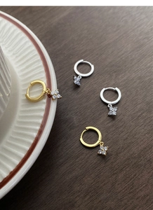 Détail de boucles d'oreilles trèfle en argent S925 avec zircons en doré et argenté