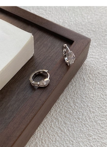 Détail de boucles d'oreilles serpent en argent S925 avec zircons transparents