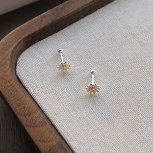 Minimalistische S925 Sterling Silber Gänseblümchen Ohrstecker mit gelber Mitte auf Leinen