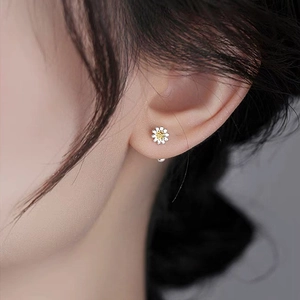 S925 Sterling Silber Gänseblümchen Ohrstecker mit weißen Blütenblättern und gelber Mitte
