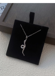 Detailaufnahme des S999 Sterlingsilber Schlangenanhängers mit feiner Schuppenstruktur