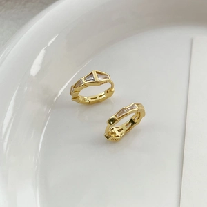 Boucles d'oreilles serpent en argent sterling S925 avec zircons et finition dorée chic