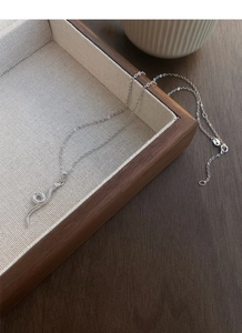Detaillierte Nahaufnahme der S999 Sterling Silber Schlangenkette mit funkelndem Besatz