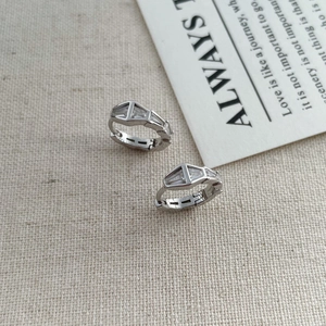 Boucles d'oreilles serpent en argent S925 avec cristaux géométriques en vue à 45 degrés