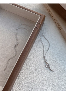 Makro-Detail des silbernen Schlangenanhängers mit Schuppentextur und feiner Gliederkette
