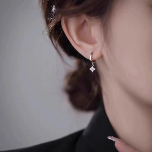 Boucles d'oreilles fleur en argent sterling S925 avec zircon porté par un mannequin