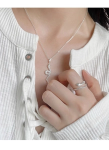 Detailansicht der S999 Silber Schlangen-Halskette und des passenden offenen Rings