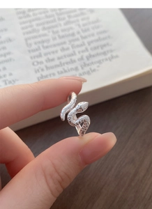 Gros plan d'une bague serpent en argent S925 avec écailles détaillées et design épuré