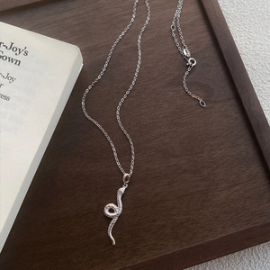 S999 Sterling Silber Schlangenkette mit feiner Schuppentextur auf elegantem Holztablett