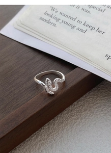 Vue détaillée de la bague serpent en argent S925 avec gravures d'écailles texturées