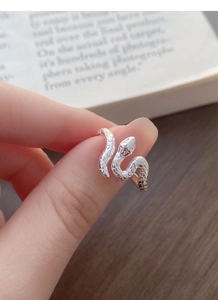 Détail de la bague serpent en argent sterling S925 avec écailles texturées et poinçon