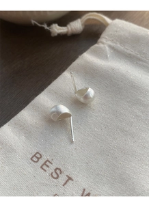 Makroaufnahme von minimalistischen S925 Silber Ohrsteckern mit gebürsteter Oberfläche