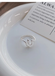 Vue macro détaillée d'une bague serpent en argent S925 avec texture polie