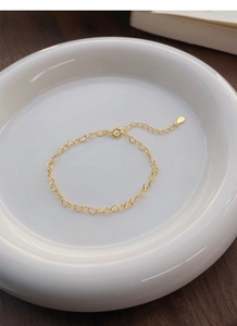Close-up of gold-plated S925 sterling silver heart-shaped chain bracelet with S925 tag