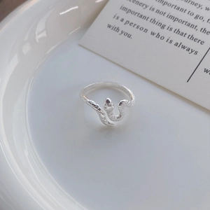 Bague serpent minimaliste en argent sterling S925 avec textures d'écailles sur céramique