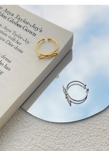 Detail of adjustable S925 sterling silver bow rings in gold and silver finishes