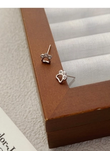 Nahaufnahme von Katzenpfoten-Ohrsteckern aus S999 Sterlingsilber mit Zirkonia-Steinen