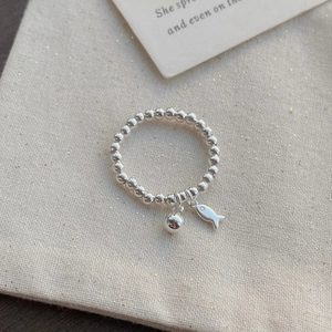 Bague en perles d'argent S925 minimaliste avec breloques de poisson et cloche sur tissu
