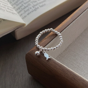 Bague élastique en perles d'argent 925 avec pendentifs en forme de poisson et cloche