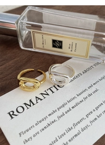 Detailed close-up of S925 sterling silver oval chain rings in gold and silver finishes
