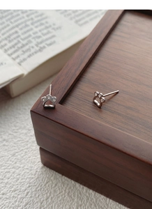 Nahaufnahme von S999 Sterling Silber Katzenpfoten Ohrringen mit kleinen weißen Zirkonia