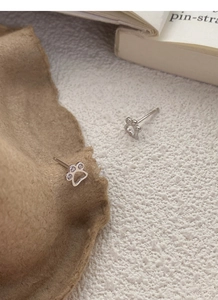 Nahaufnahme der S999 Sterling Silber Katzenpfoten-Ohrstecker mit funkelnden Zirkonia