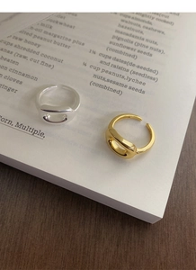 Detail of adjustable S925 silver hollow oval rings in gold and silver finishes