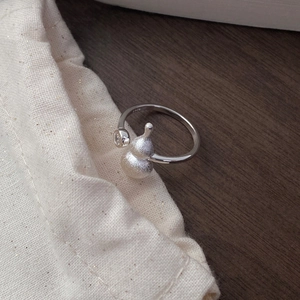 S925 sterling silver frosted gourd ring with a single zircon in an adjustable design