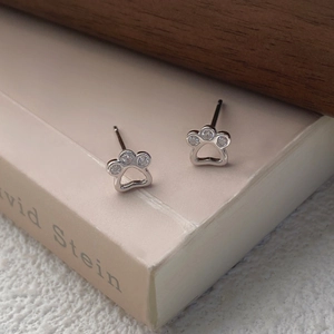Minimalistische S999 Sterling Silber Katzenpfote Ohrstecker mit funkelndem Zirkon