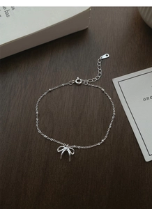 Dettaglio del bracciale in argento sterling S925 con fiocco e catena regolabile