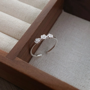 Eleganter S925 Sterling Silber Ring mit drei zarten Pflaumenblüten auf einem schlichten Band