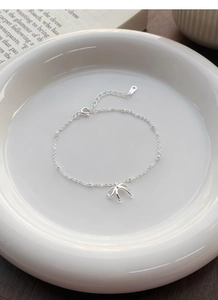 Vista dettagliata del bracciale con fiocco in argento sterling S925 e chiusura a moschettone