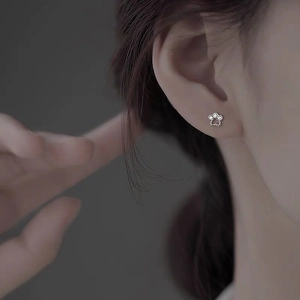 Minimalistische S999 Sterlingsilber Katzenpfoten-Ohrstecker mit weißem Kristall für Damen
