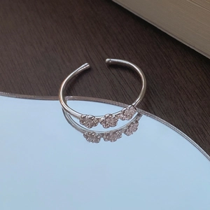 Minimalistischer S925 Sterlingsilber Ring mit drei kleinen Pflaumenblüten auf Spiegel