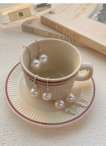 Détail de boucles d'oreilles en perles argent S999 avec zircon et fini brillant