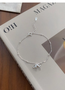 Dettaglio del bracciale in argento sterling S925 con fiocco e chiusura regolabile