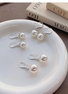 Trois paires de boucles d'oreilles en argent S999 avec perles et zircons sur un plateau