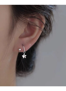 Dettaglio degli orecchini a stella in argento sterling S925 indossati da una modella