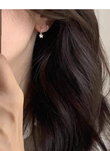 Primo piano di orecchini a cerchio in argento sterling S925 con stella e zirconi