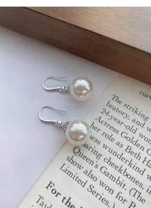 Gros plan de boucles d'oreilles en argent S999 avec perles et zircons scintillants