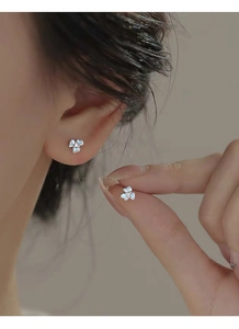 Détail de boucles d'oreilles iris en argent S999 avec émail et zircon sur l'oreille
