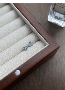Vue détaillée des boucles d'oreilles iris bleu en argent avec zircons étincelants
