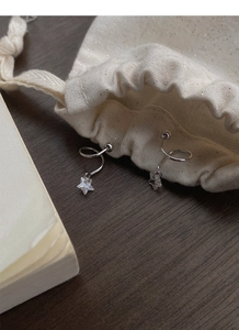Dettaglio orecchini a lobo a stella in argento S925 e zircone con chiusura a vite