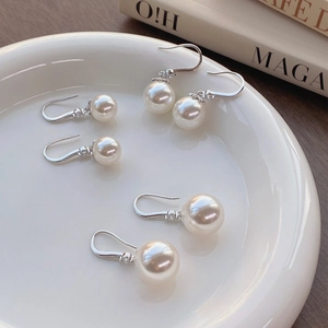 Trois paires d'élégantes boucles d'oreilles perles en argent S999 sur plateau