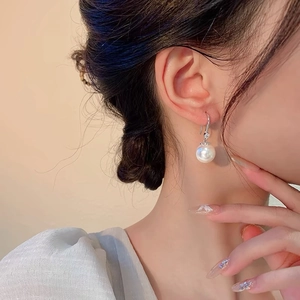 Boucles d'oreilles élégantes en argent S999 avec perles blanches et zircons brillants