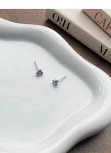 Détail macro de boucles d'oreilles iris bleu en argent S925 avec pétales en émail