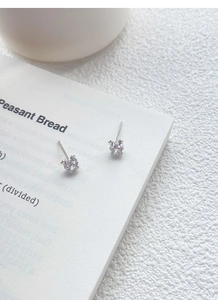 Détail macro de boucles d'oreilles étoiles en argent S999 avec zircons cubiques brillants