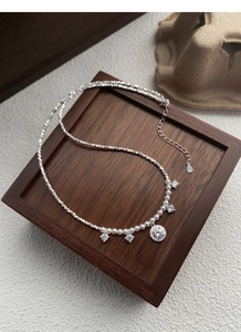 Détail de la chaîne en argent S925 avec petites perles et pierres de zircone étincelantes
